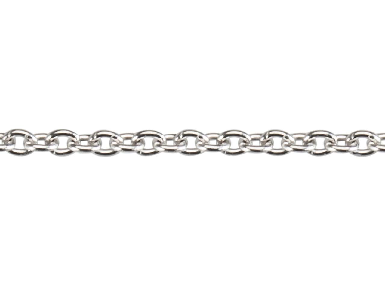 Gros plan macro sur les maillons ronds massifs de la chaîne maille forçat en or blanc 18 carats montrant la solidité du fil d'or plein.