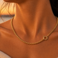 Gros plan sur le décolleté d'une femme portant une chaîne maille jaseron en or jaune 18 carats de 4,20 mm, un collier de luxe au volume spectaculaire.