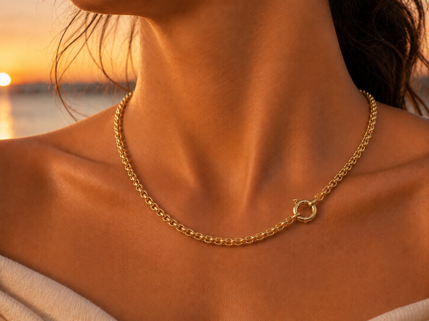 Gros plan sur le décolleté d'une femme portant une chaîne maille jaseron en or jaune 18 carats de 4,20 mm, un collier de luxe au volume spectaculaire.