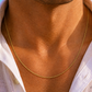 Gros plan sur un homme portant une chaîne en or jaune 18 carats maille corde, longueur 50 cm sur une chemise en lin.