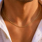 Gros plan sur un homme portant une chaîne en or jaune 18 carats maille corde, longueur 50 cm sur une chemise en lin.