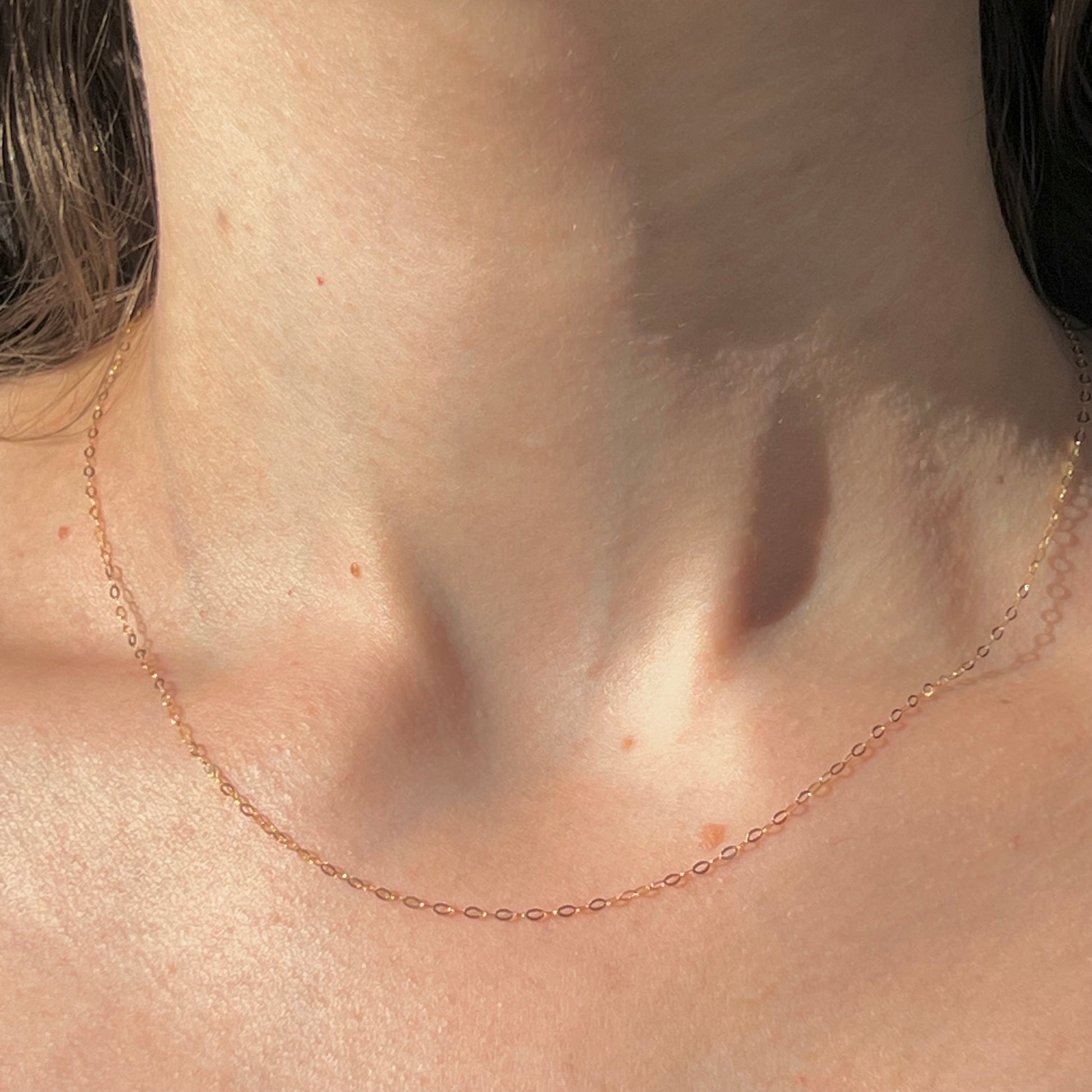 Chaîne fine en or jaune pour femme, maille forçat de 1,20mm en 18 carats, longueur 42cm.