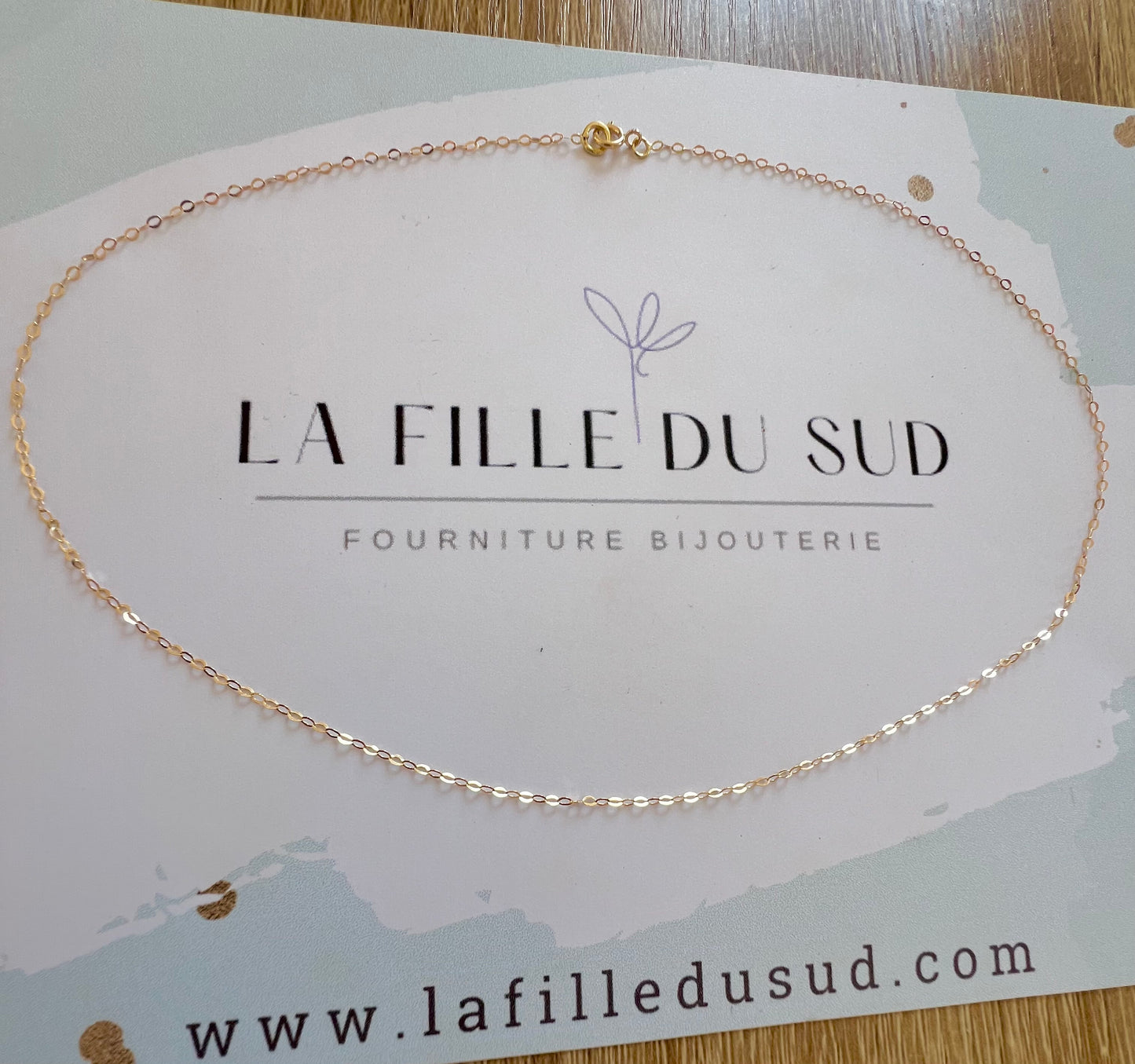 Chaîne fine en or jaune pour femme, maille forçat de 1,20mm en 18 carats, longueur 42cm.