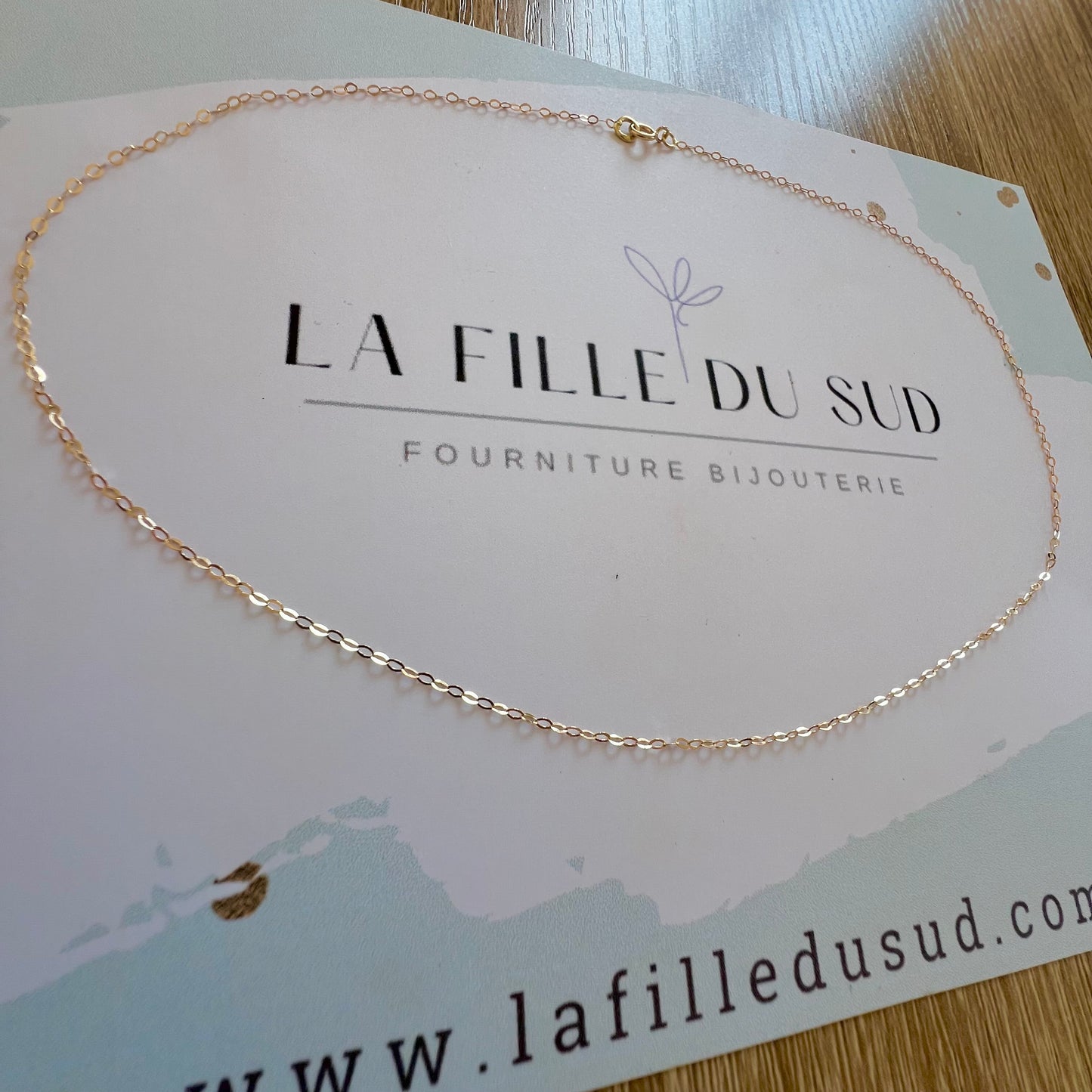 Chaîne fine en or jaune pour femme, maille forçat de 1,20mm en 18 carats, longueur 42cm.