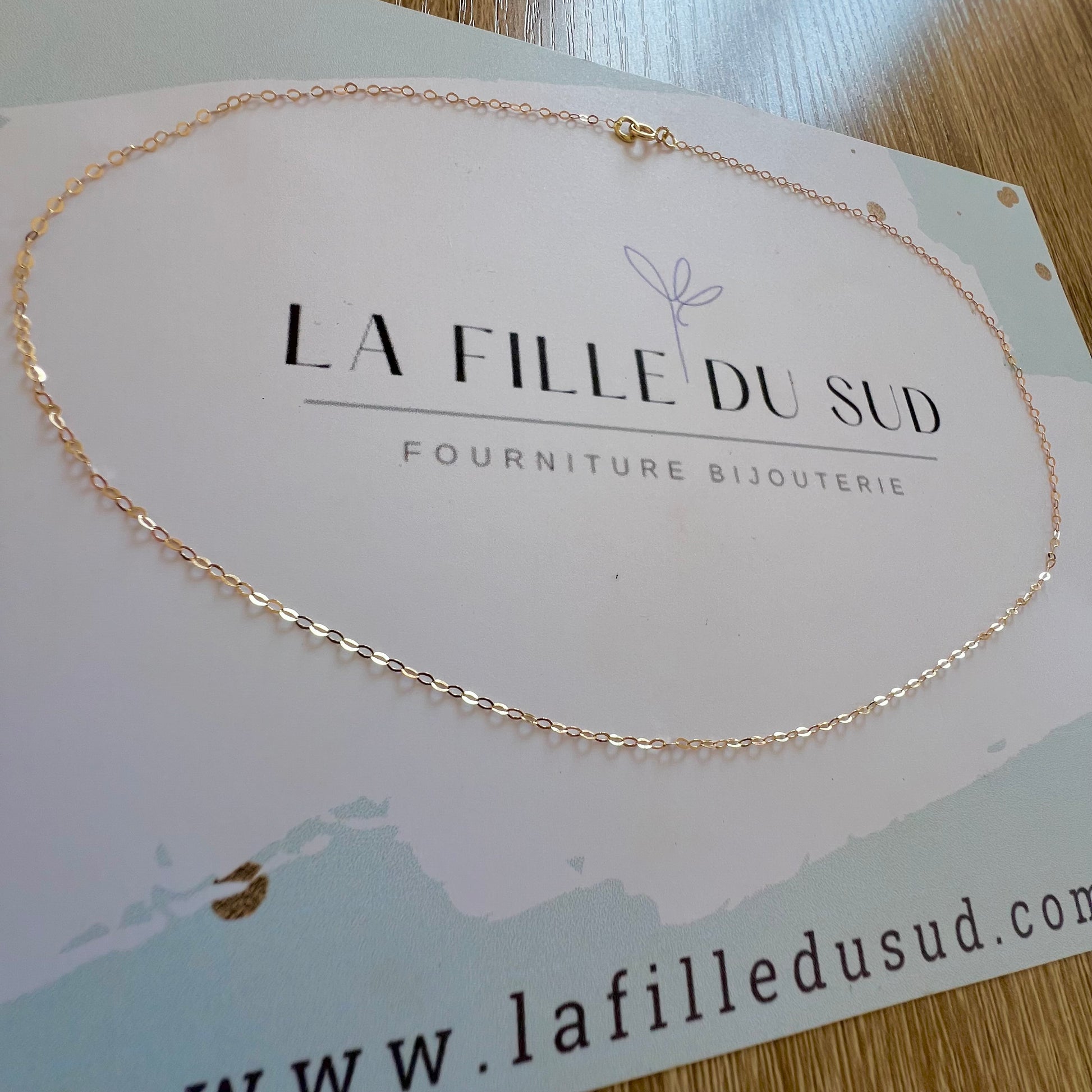 Chaîne fine en or jaune pour femme, maille forçat de 1,20mm en 18 carats, longueur 42cm.