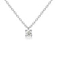 Gros plan sur le collier solitaire en or blanc 18 carats serti d'un diamant naturel de 0,15 carat, maille forçat ajustable.