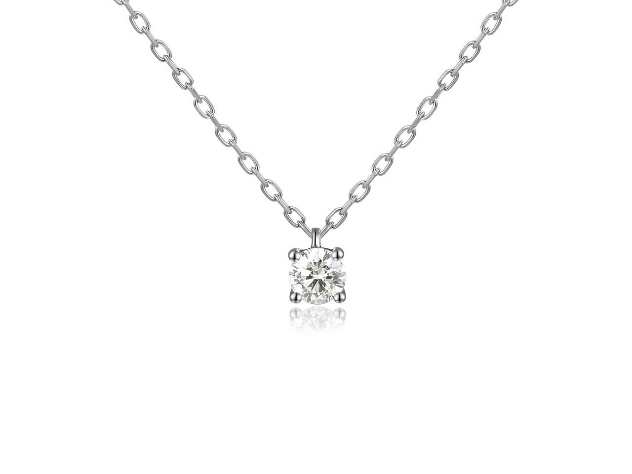 Gros plan sur le collier solitaire en or blanc 18 carats serti d'un diamant naturel de 0,15 carat, maille forçat ajustable.