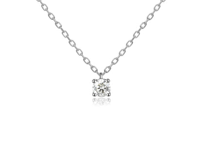 Gros plan sur le collier solitaire en or blanc 18 carats serti d'un diamant naturel de 0,15 carat, maille forçat ajustable.
