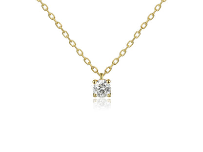Gros plan sur le collier solitaire en or jaune 18 carats serti d'un diamant naturel de 0,15 carat, maille forçat ajustable.
