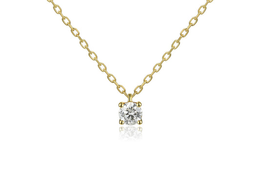Gros plan sur le collier solitaire en or jaune 18 carats serti d'un diamant naturel de 0,15 carat, maille forçat ajustable.
