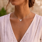 Femme portant un collier avec pendentif cœur en or blanc 18 carats massif, un bijou romantique et élégant de l'atelier La Fille du Sud.