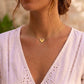 Gros plan sur une femme portant un collier avec pendentif cœur en or jaune 18 carats massif, un bijou romantique et élégant de l'atelier La Fille du Sud.