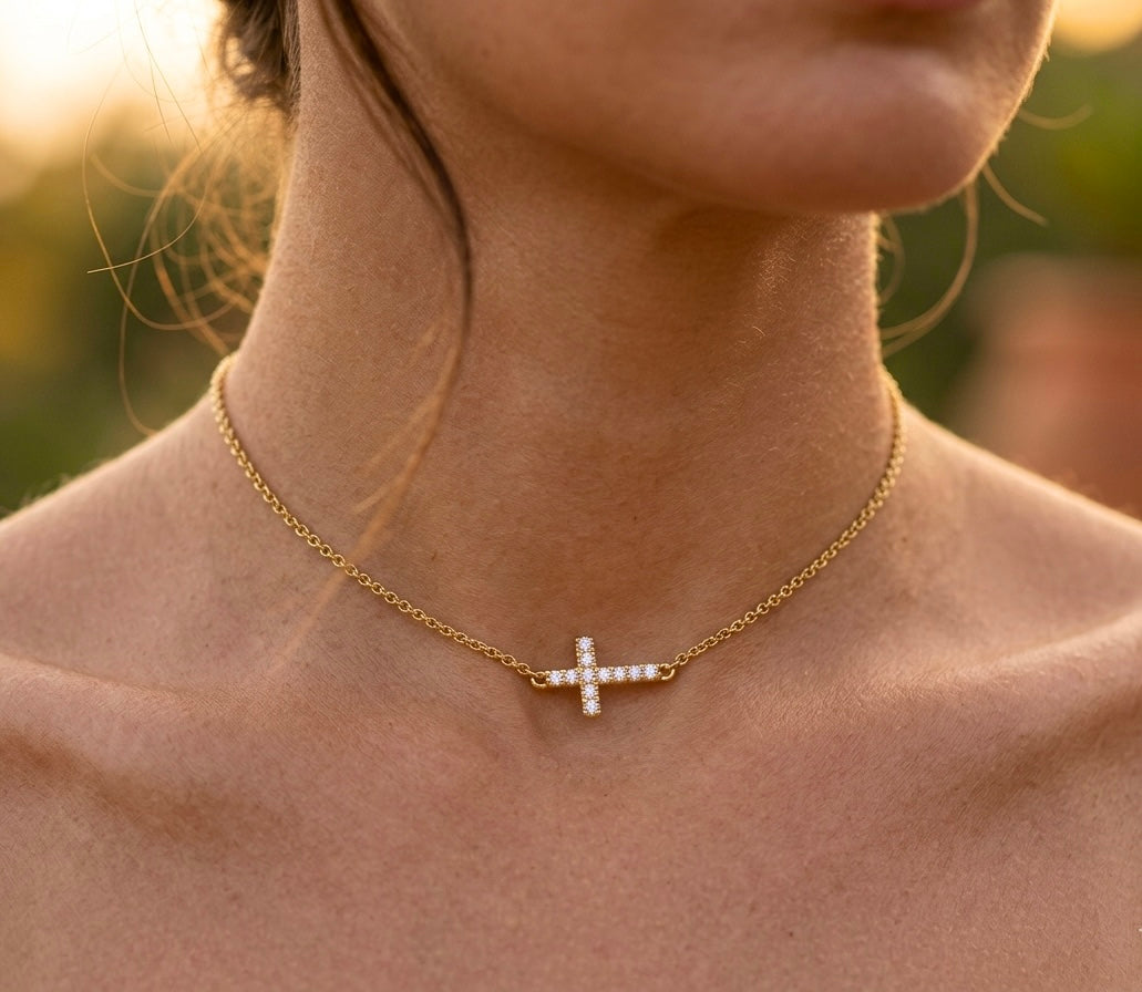 Collier ras-de-cou en or jaune 18 carats avec une croix horizontale sertie de diamants naturels, porté par une femme.