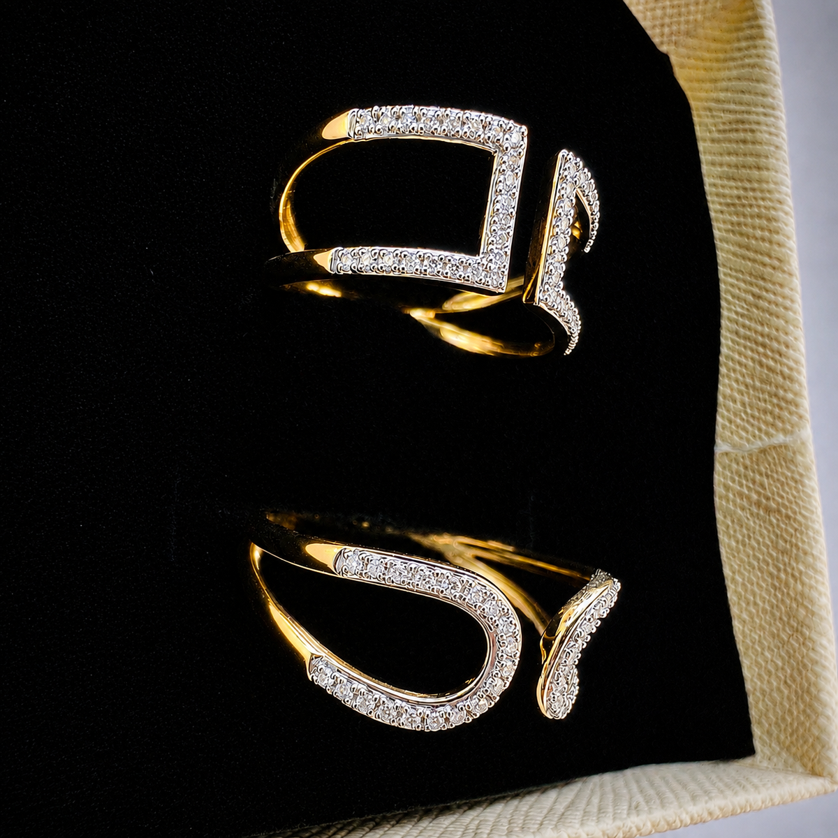 Comparatif des deux modèles de bagues ouvertes en or jaune 18 carats et diamants, en version géométrique carrée et version arrondie.