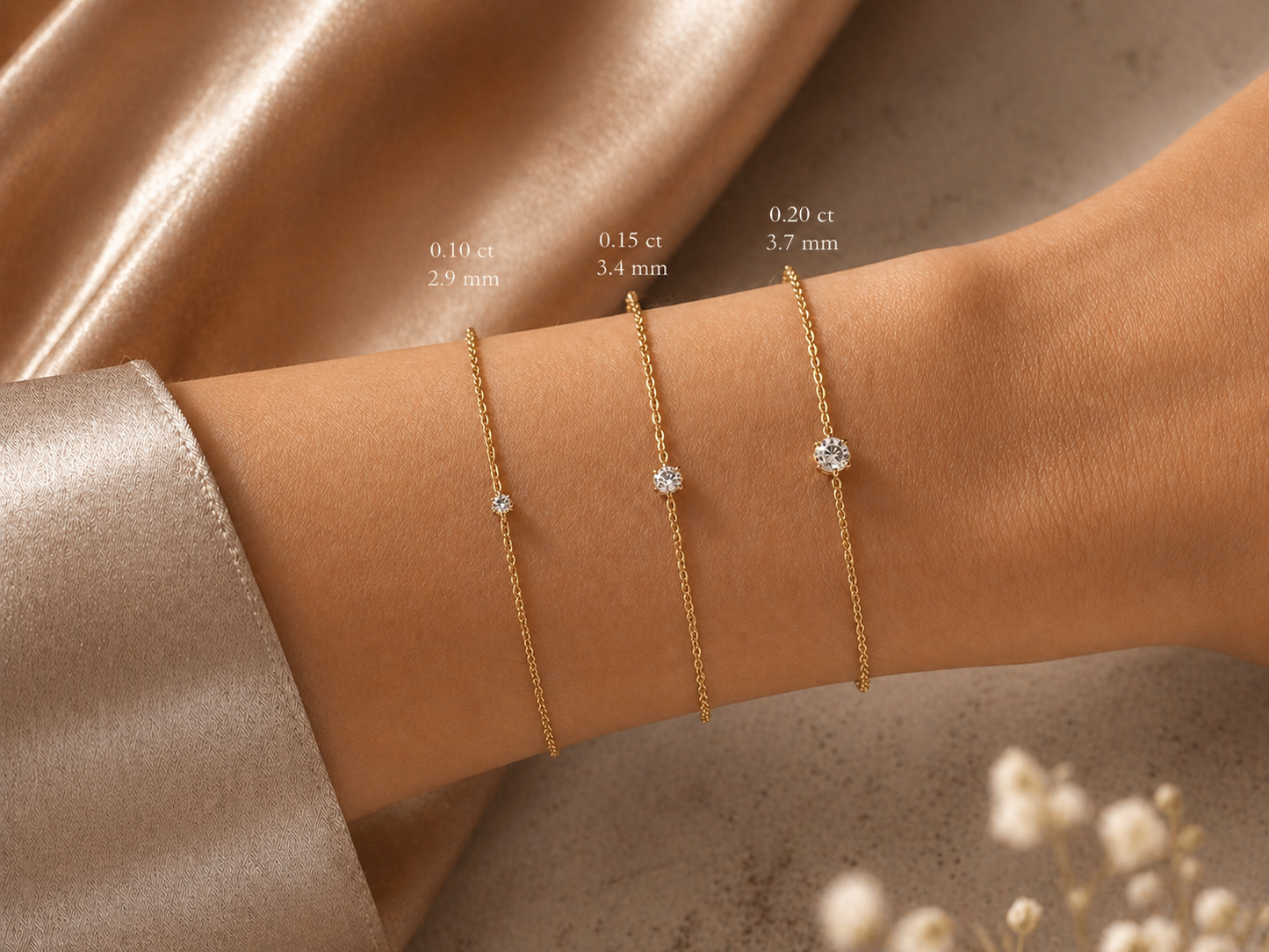 Comparatif visuel de trois bracelets diamant solitaire en or jaune 18 carats (0,10ct, 0,15ct et 0,20ct) portés sur un poignet de femme.