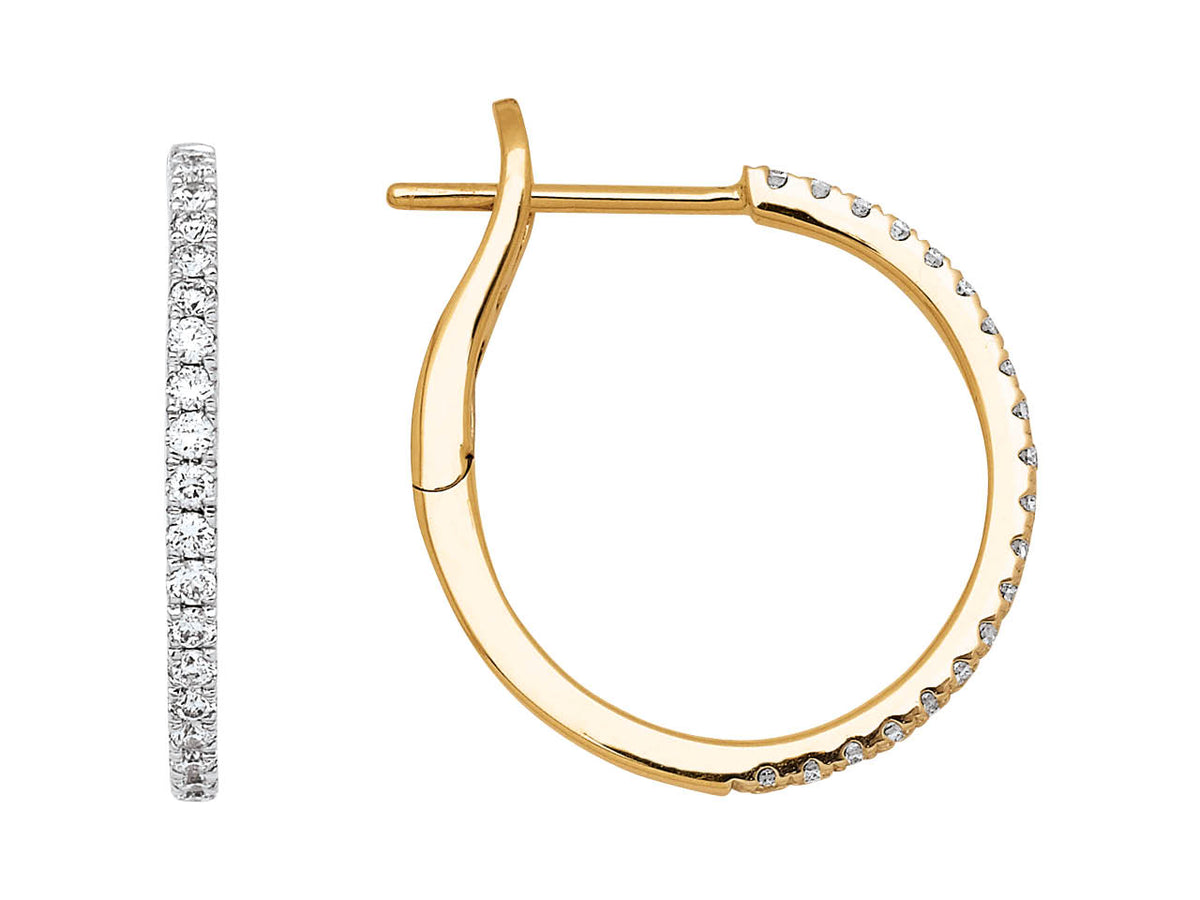 Paire de créoles en or jaune 18 carats massif pavée de diamants brillants avec fermoir bascule.