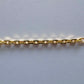 Zoom sur la structure et la brillance de la maille forçat diamantée de 1,47 mm en or jaune massif.
