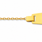 Gros plan de la gourmette bébé fille ou garçon en or jaune 18 carats, bracelet de naissance avec plaque d'identité lisse à graver et chaîne forçat ronde avec anneau de réglage.