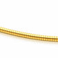 Gros plan sur la finition polie miroir et la structure imbriquée d'une chaîne Oméga en or 18 carats.