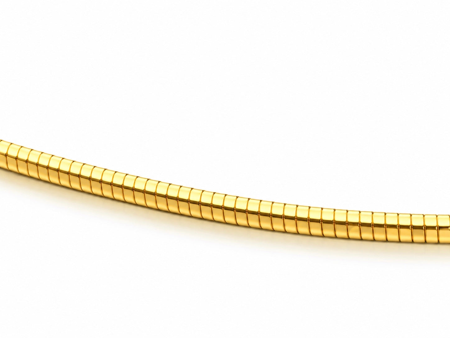 Gros plan sur la finition polie miroir et la structure imbriquée d'une chaîne Oméga en or 18 carats.