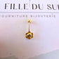 Vue arrière du motif fleur du piercing de nombril en or jaune, montrant les finitions soignées de l'atelier.