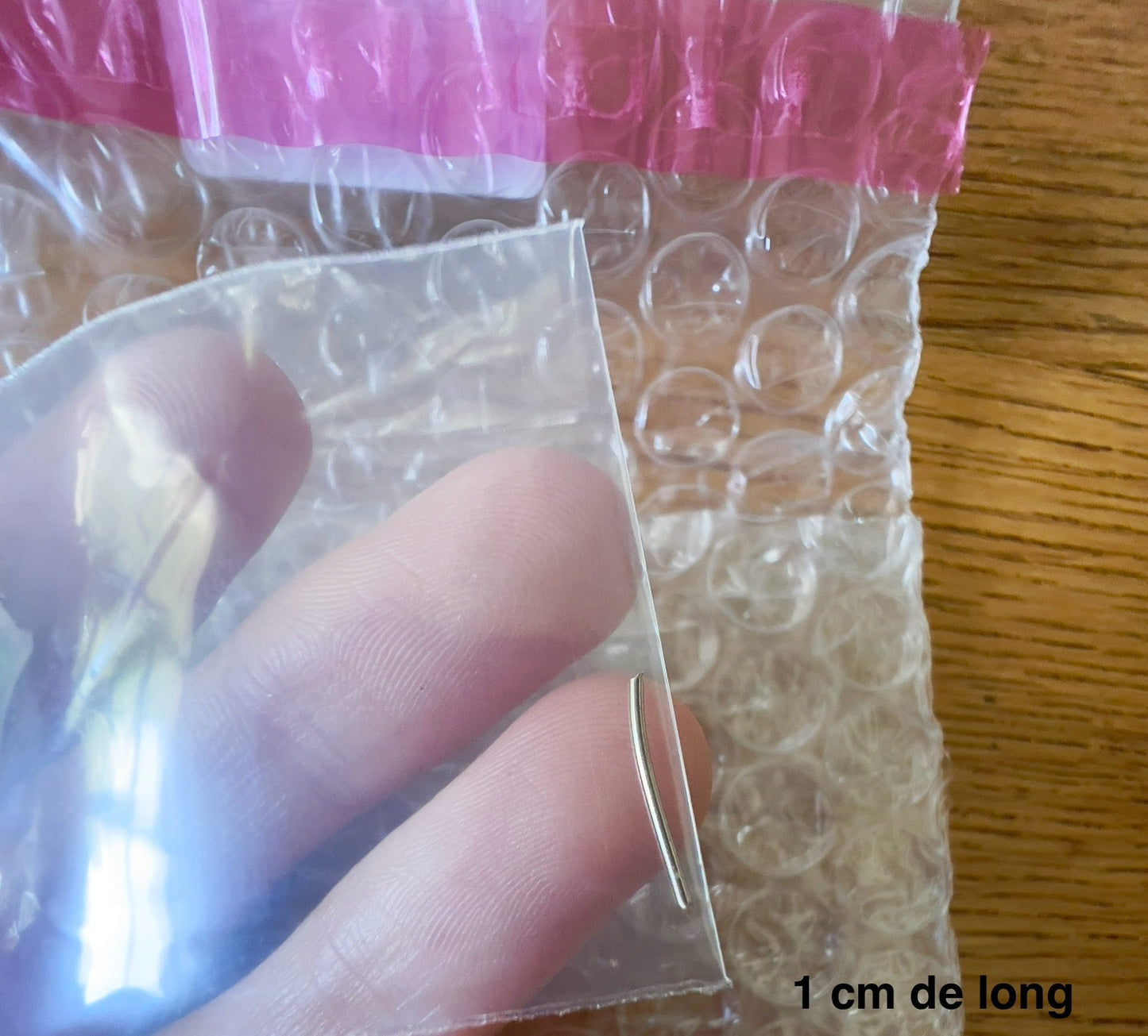 Visualisation de la longueur d'un centimètre pour un fil d'or blanc 18 carats fin
