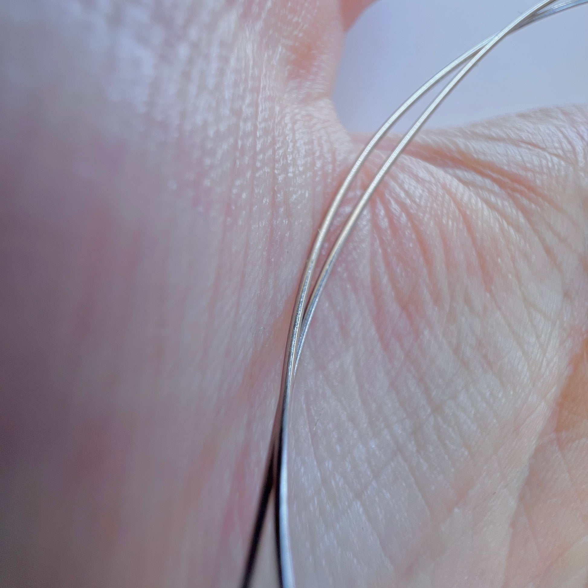 Éclat métallique naturel de l'or gris palladié massif (Pd 12), fil brut haut de gamme pour l'artisanat d'art.