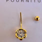 Détail du système de fermeture à vis avec la boule supérieure dévissable en or jaune 18 carats du piercing de nombril.