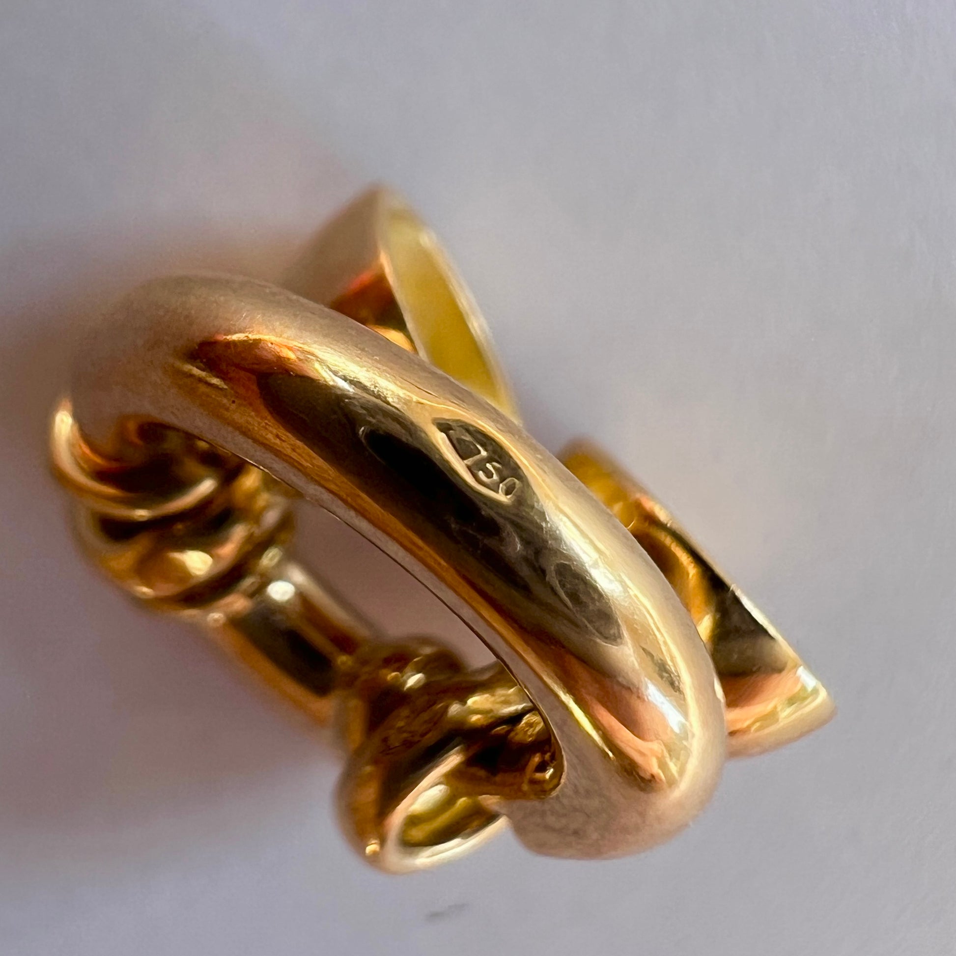 Fermoir bouée en or jaune 18 carats avec embouts cloches lisses pour la finition de colliers de perles.