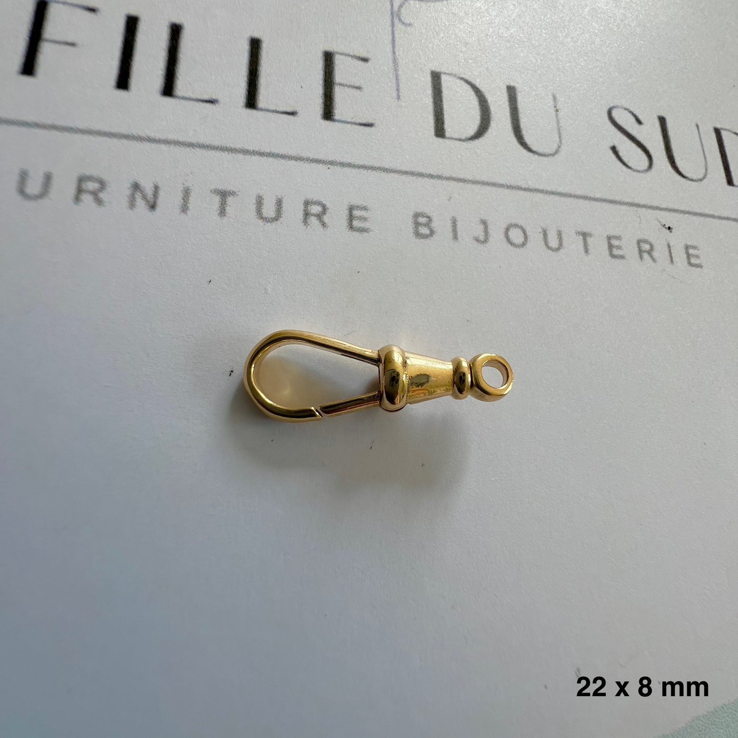Fermoir mousqueton pivotant (pince de homard) en or jaune 18 carats, avec son anneau de bout anti-torsion.