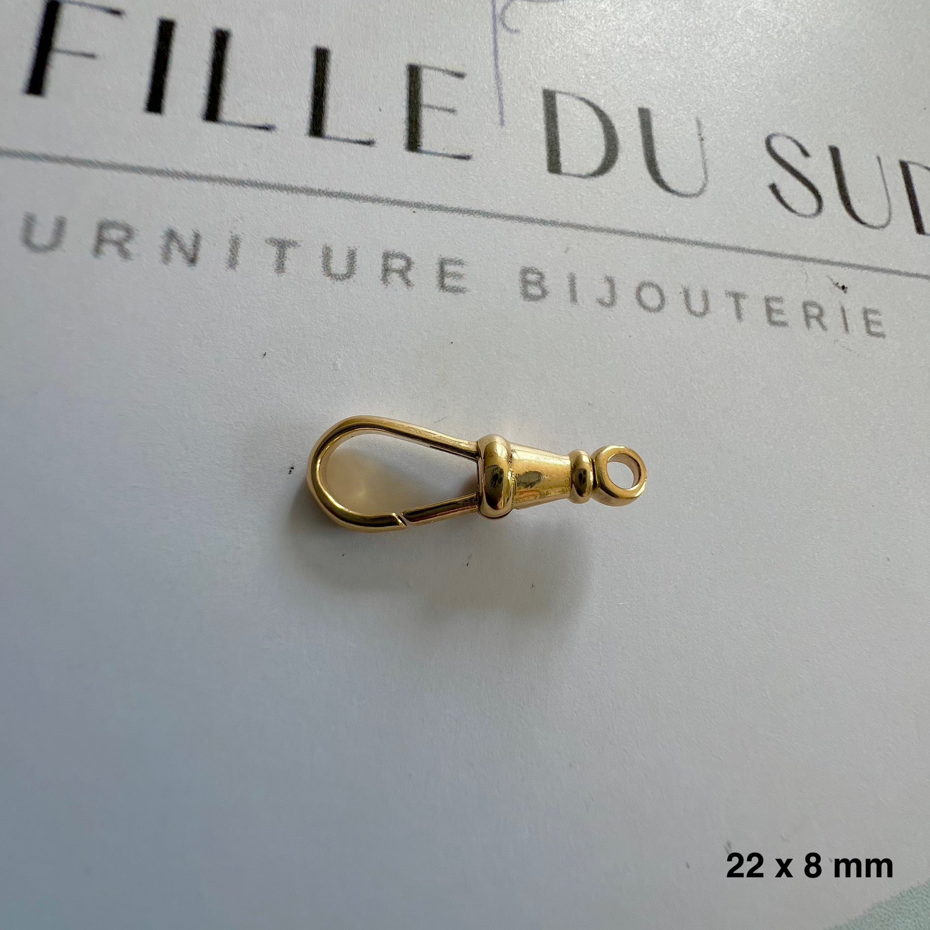 Fermoir mousqueton pivotant (pince de homard) en or jaune 18 carats, avec son anneau de bout anti-torsion.