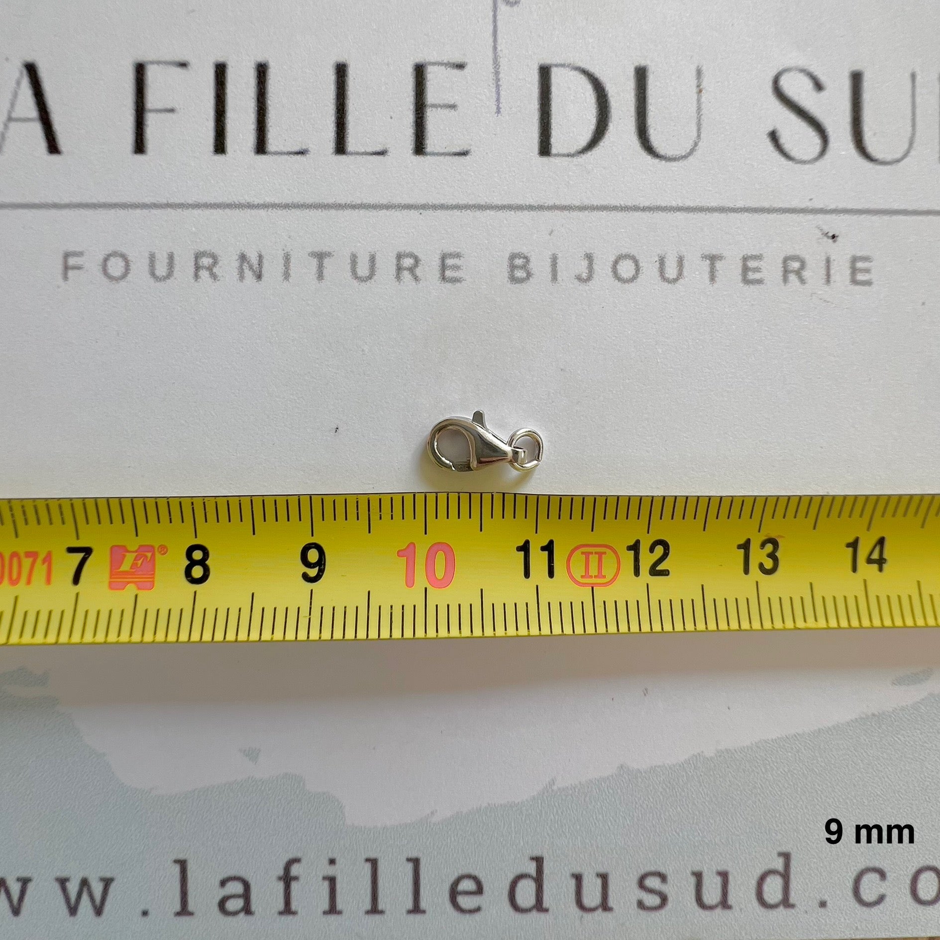Mesure exacte au millimètre d'un fermoir mousqueton 9mm en or blanc 18 carats.