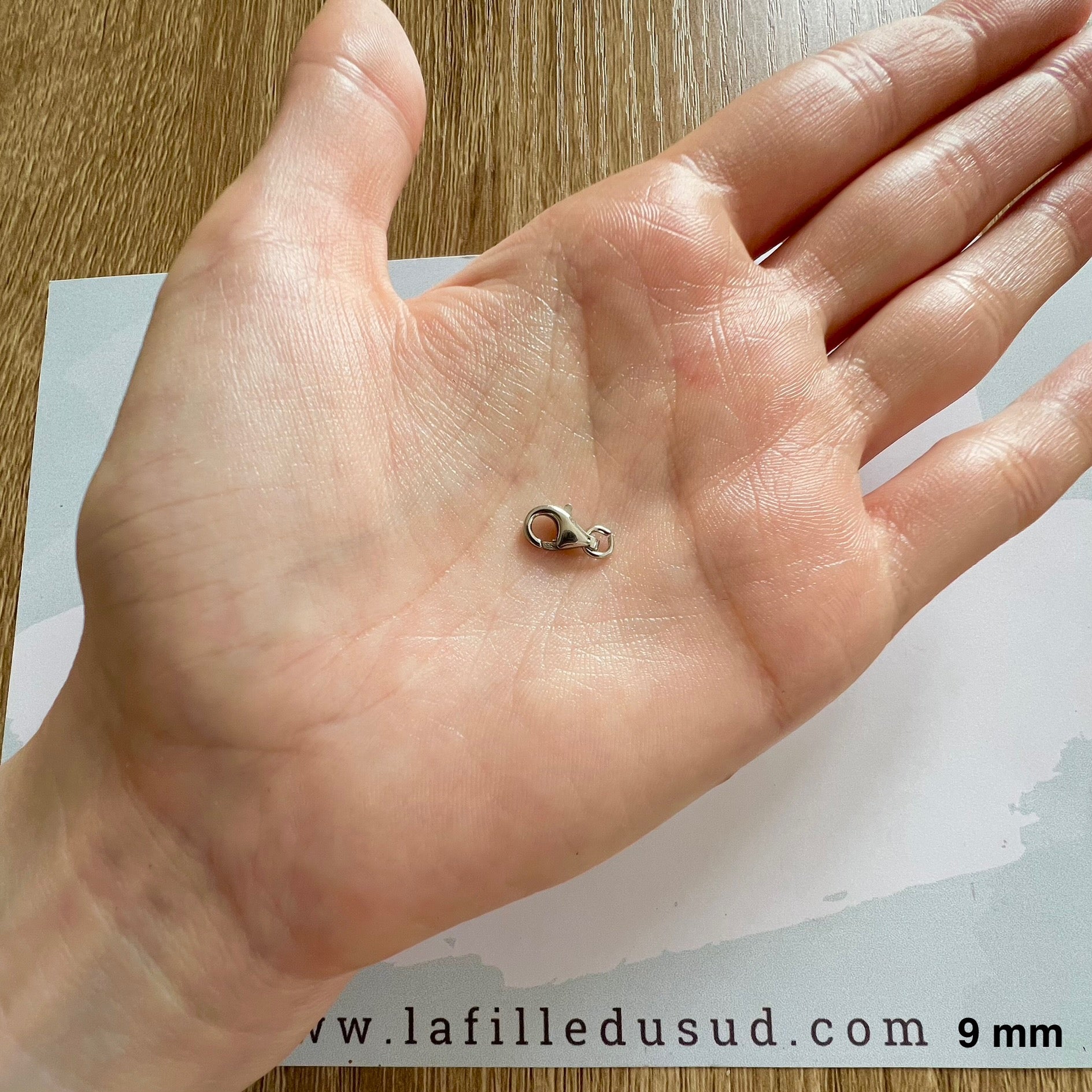 Proportion d'un petit fermoir pince de homard or blanc 18k pour réparation de chaîne fine.