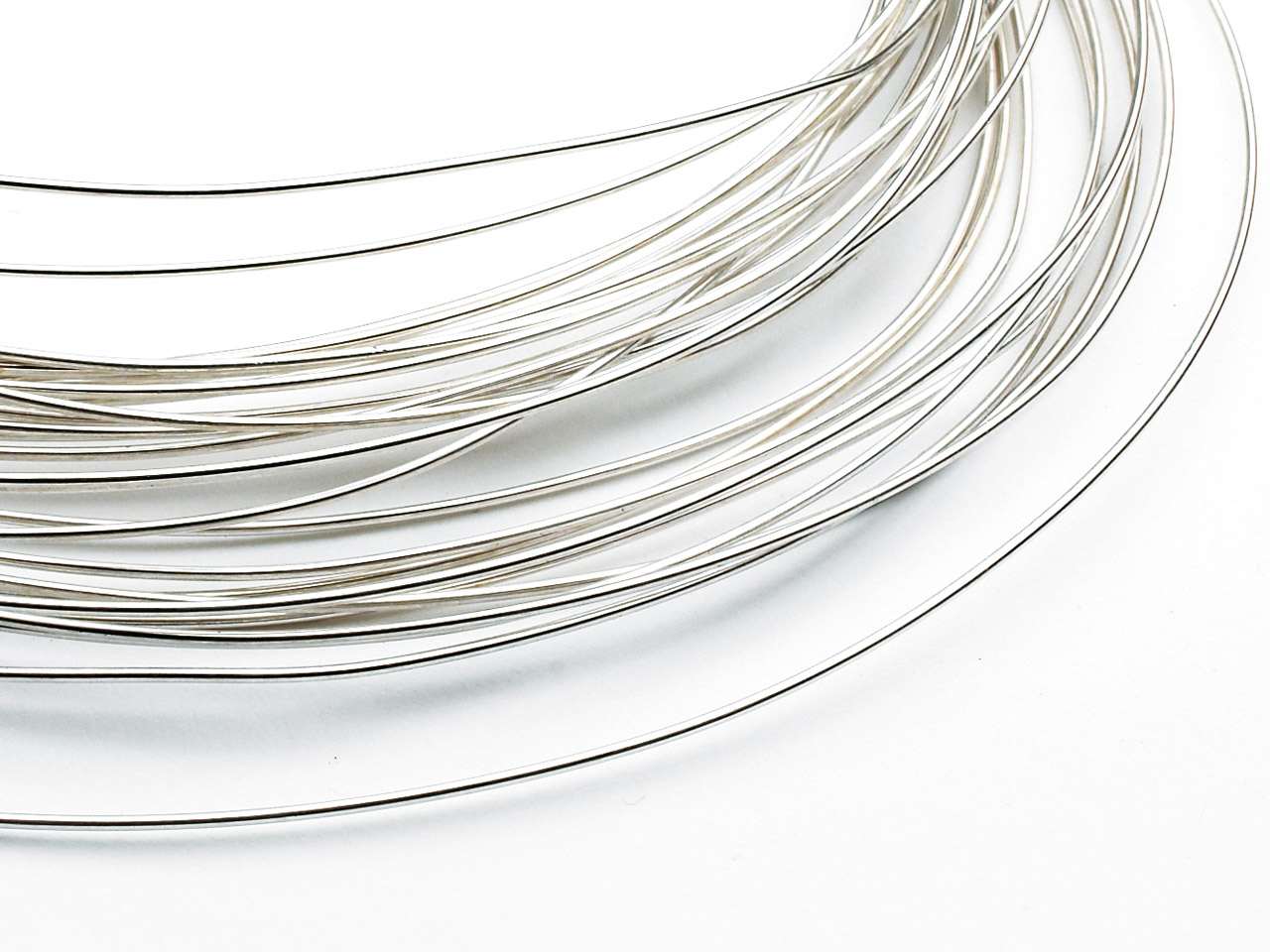 Fil rond en or blanc 18 carats non rhodié (or gris), diamètre 0,50 mm pour la création de bijoux.