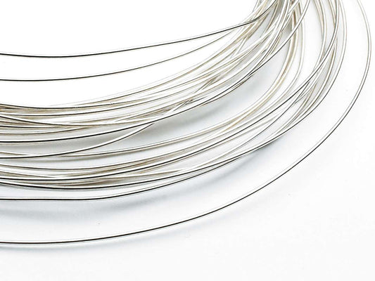 Fil rond en or blanc 18 carats non rhodié (or gris), diamètre 0,50 mm pour la création de bijoux.
