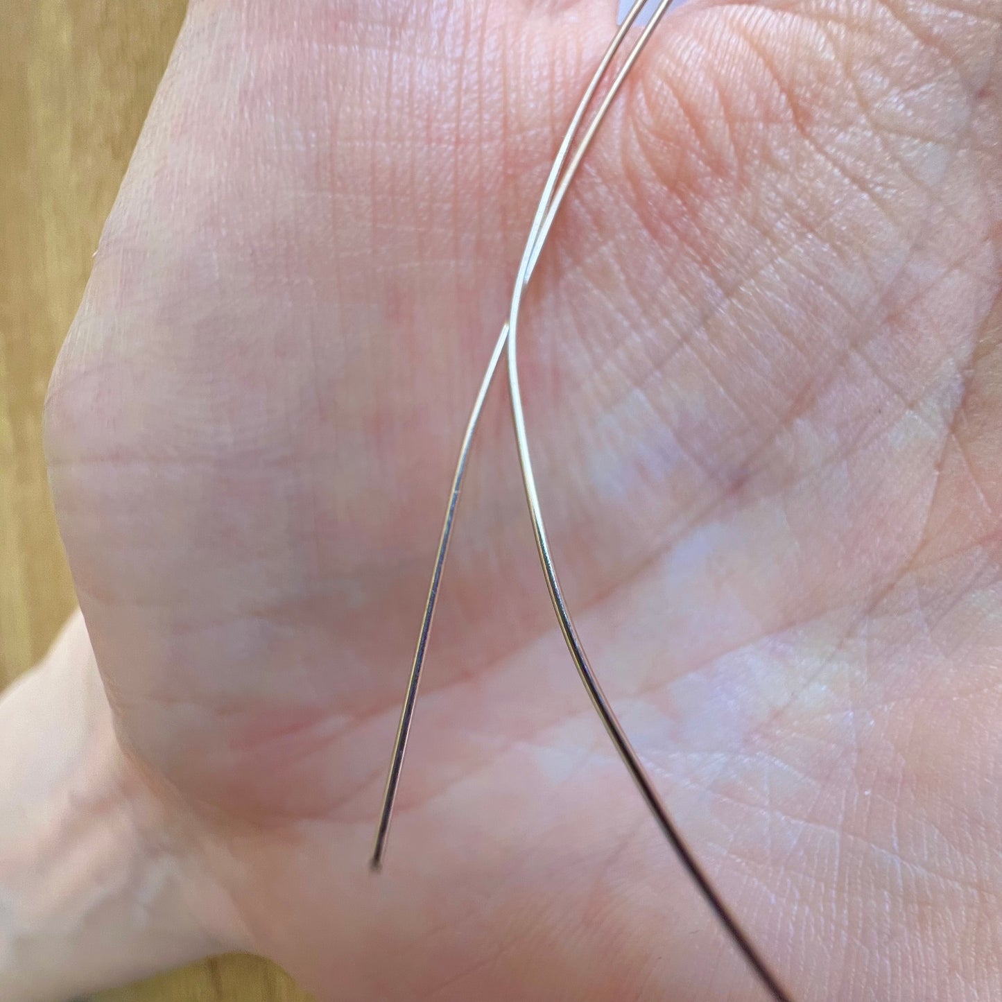 Fourniture pour bijoutier : fil plein en or 18 carats gris authentique pour fabrication de bagues ou boucles sur-mesure.