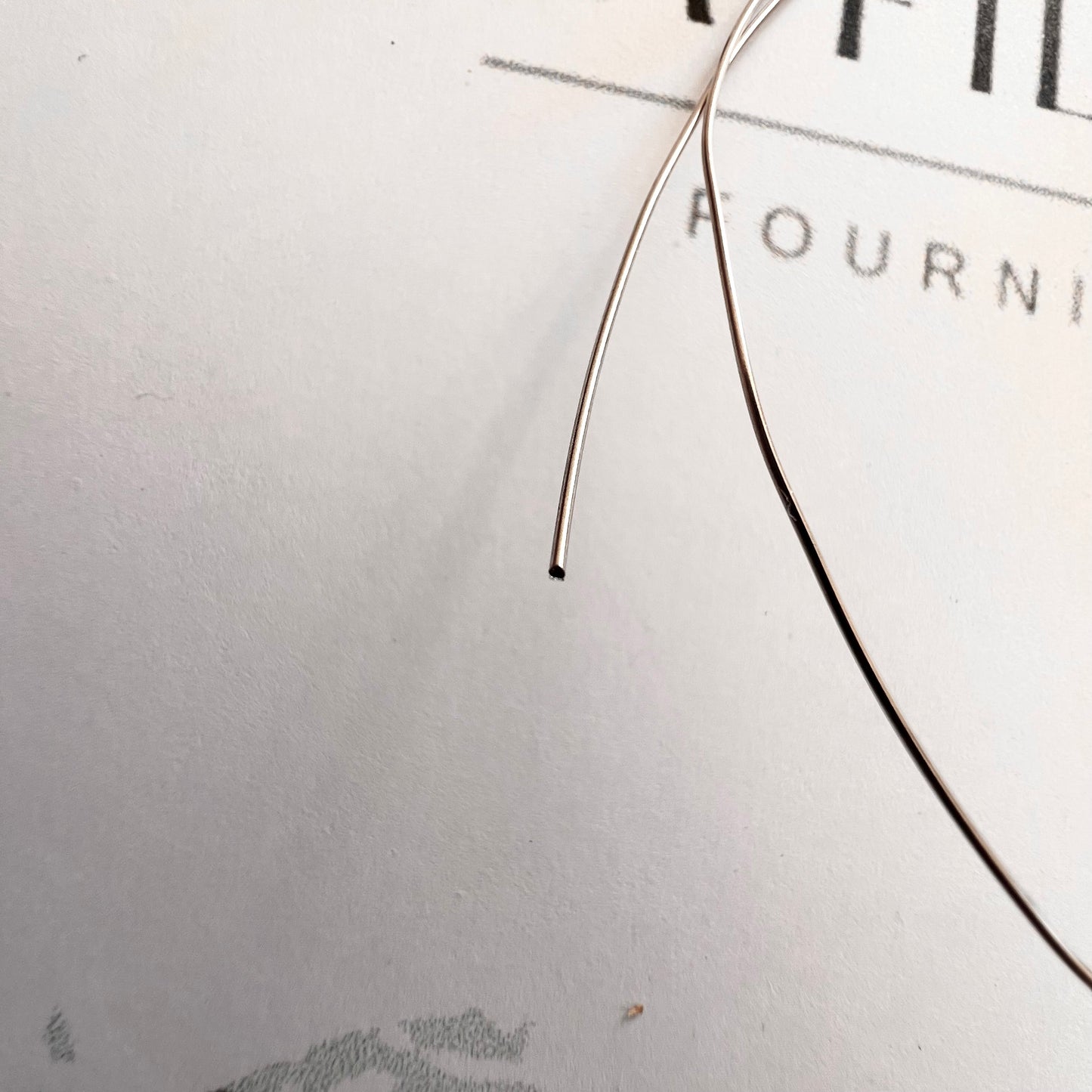 Gros plan sur un fil rond en or palladié (Pd 12)
