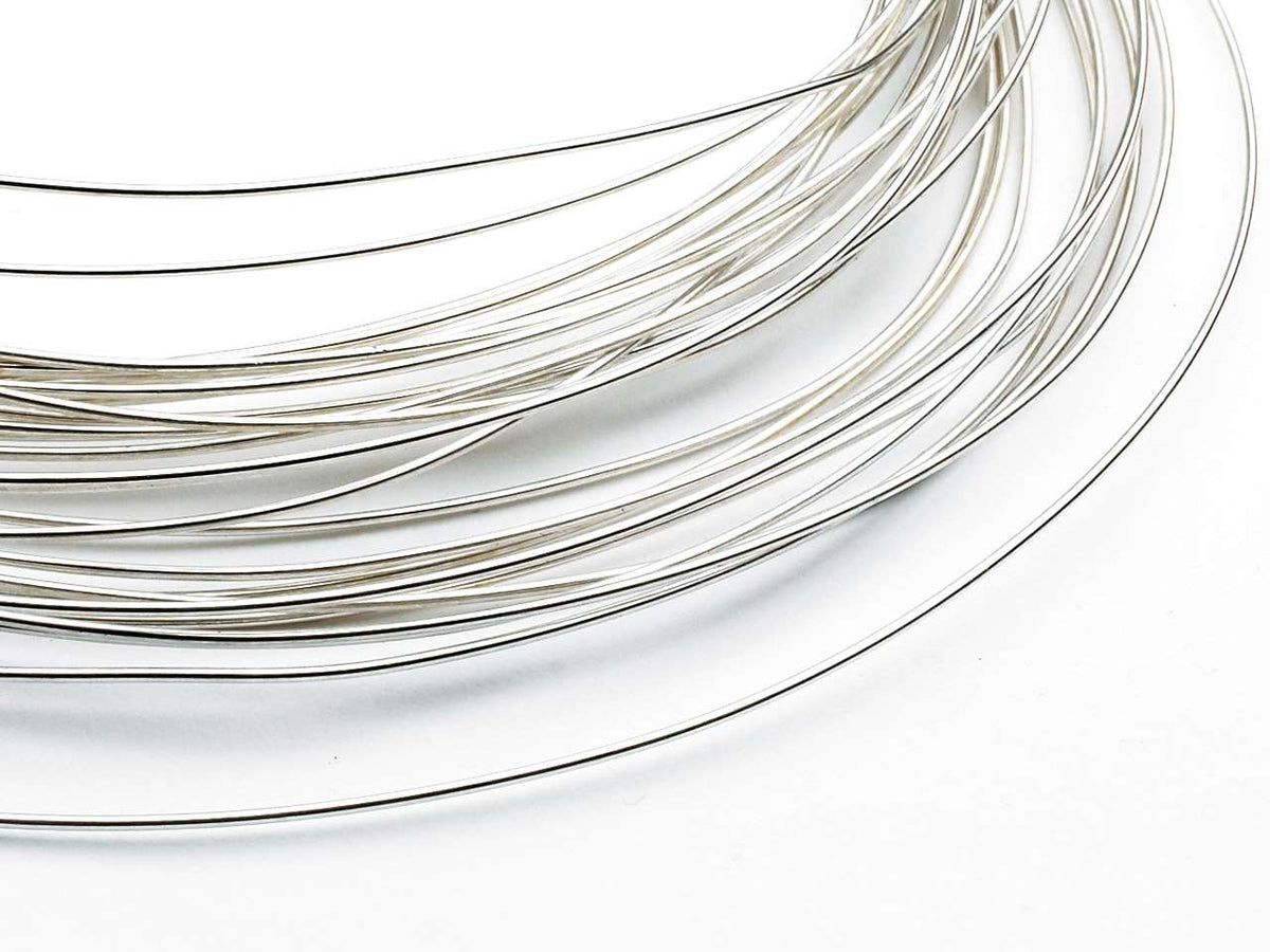 fil d'or blanc 18 carats de 0,60 mm pour la création de bijoux modernes.