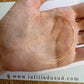 Gros plan sur la finesse extrême d'un fil d'or rose 18 carats de 0,20 mm dans la main.