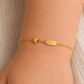 Gourmette bébé coccinelle jaune solaire en or 18 carats massif, vue du bijou ajustable porté par un enfant.