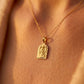 Gros plan sur le décolleté d'une femme portant la médaille de l'Ange Gardien en or jaune 18 carats, forme arche avec bords facettés et finition mate.