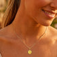Gros plan sur une femme portant la médaille Ange Rêveur en or jaune 18 carats, un pendentif symbolique et protecteur de l'atelier La Fille du Sud.