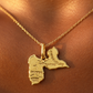 Pendentif carte de la Guadeloupe en or 18 carats porté sur une chaîne en or jaune au soleil.
