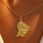 Pendentif carte de la Guyane en or 18 carats massif porté sur un décolleté féminin avec une chaîne en or jaune.