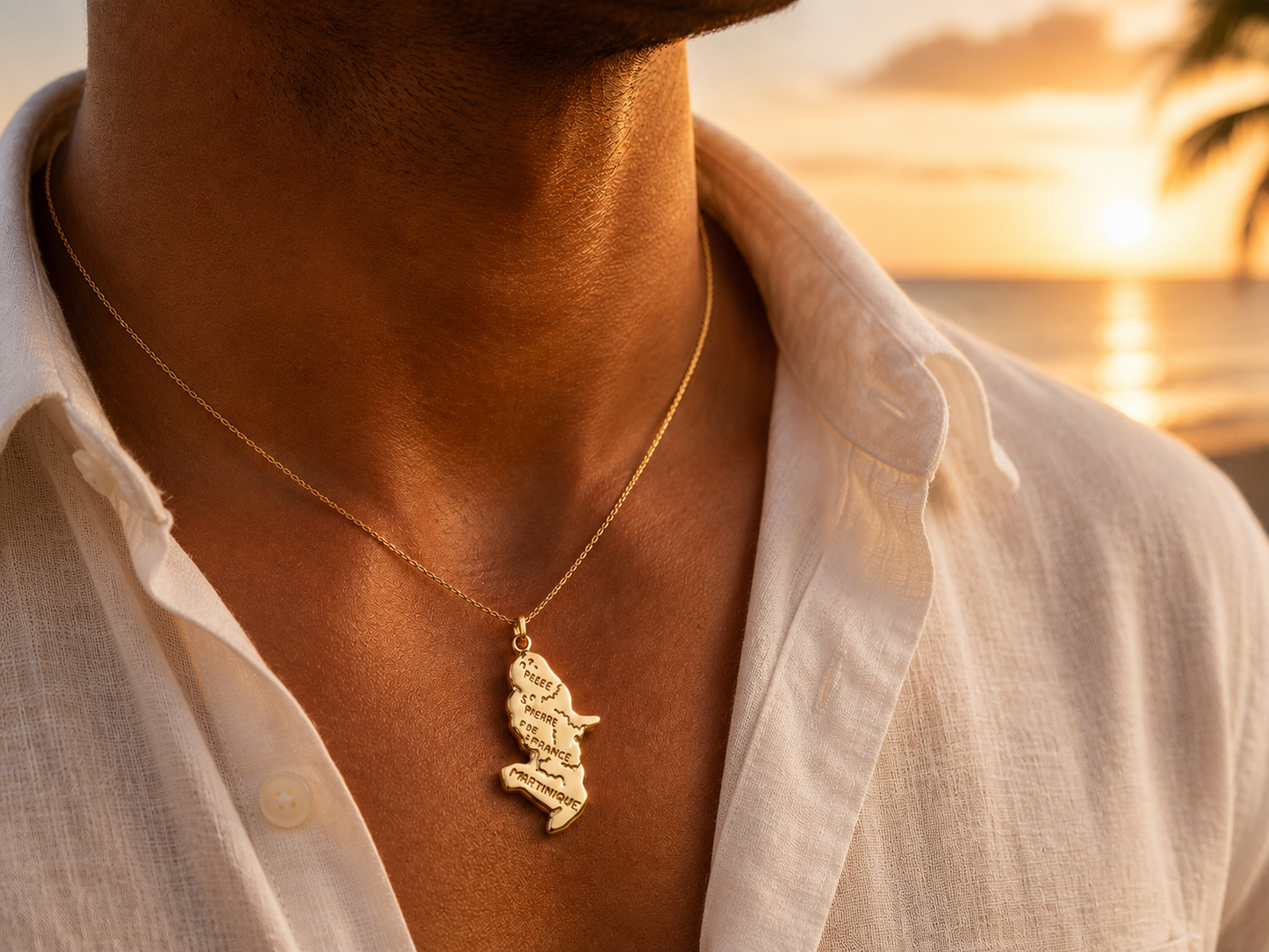 Pendentif carte de la Martinique en or jaune 18 carats massif porté par un homme sur une chaine en or.