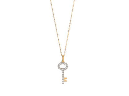 Pendentif clé en or jaune 18 carats serti de diamants naturels sur une chaîne fine maille forçat.