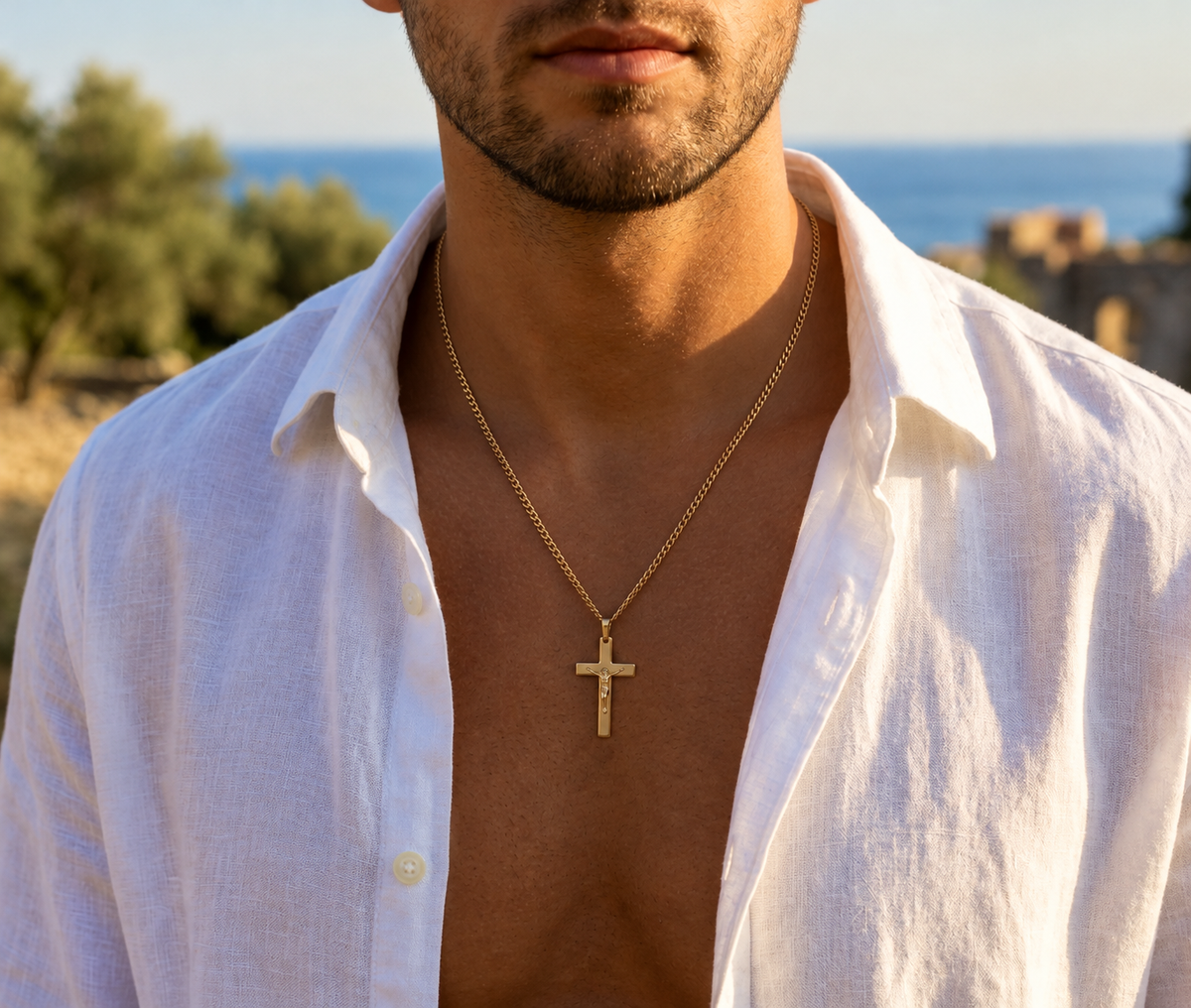 Pendentif de croix avec le Christ en or jaune 18 carats porté par un homme, un bijou religieux de luxe au fini poli et satiné. 