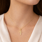 Pendentif croix égyptienne Ankh en or jaune 18 carats massif, finition ciselée brillante, symbole croix de vie portee par une femme 