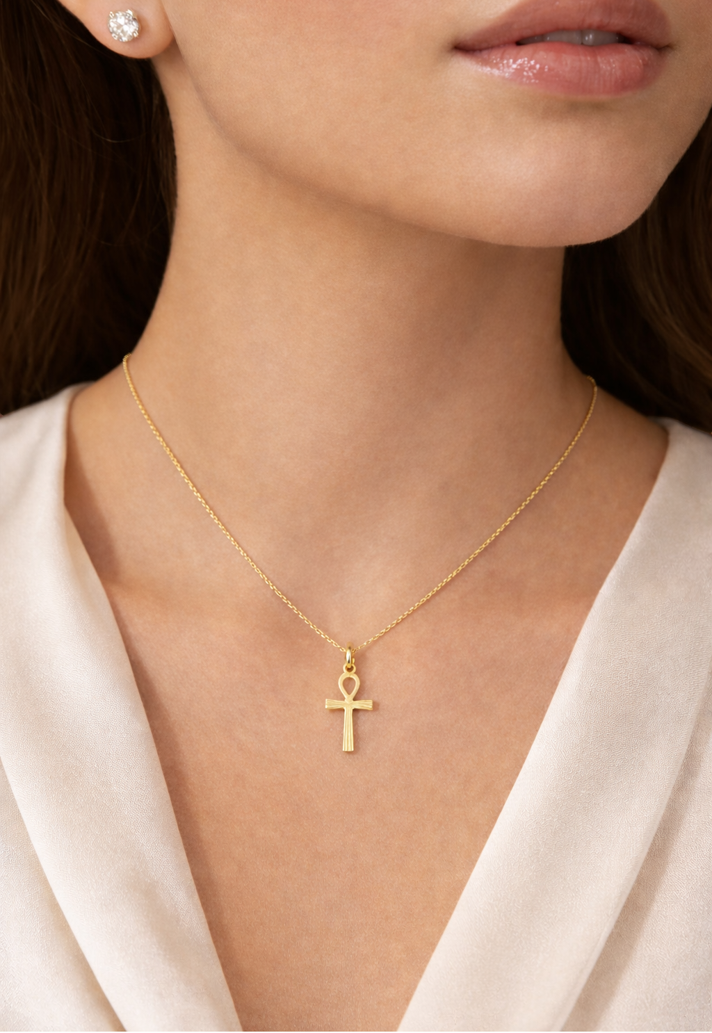 Pendentif croix égyptienne Ankh en or jaune 18 carats massif, finition ciselée brillante, symbole croix de vie portee par une femme 
