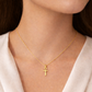 Pendentif croix égyptienne Ankh en or jaune 18 carats massif, finition ciselée brillante, symbole croix de vie portee par une femme 